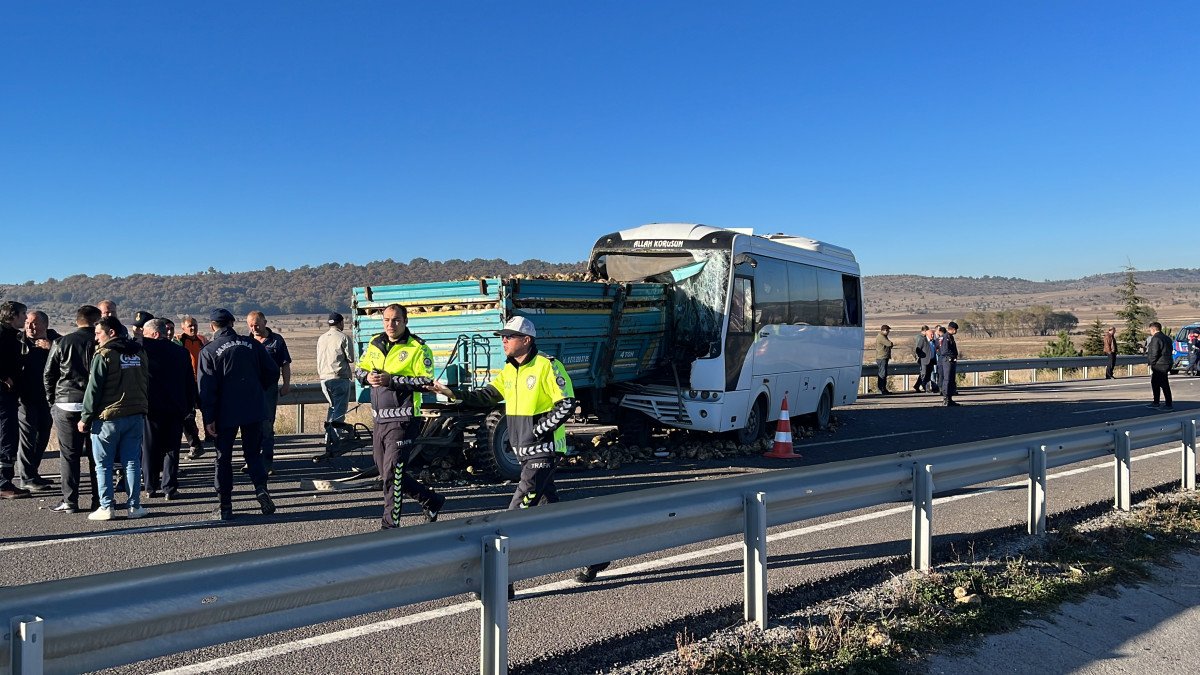 Kütahya’da işçi servisi traktöre çarptı #1