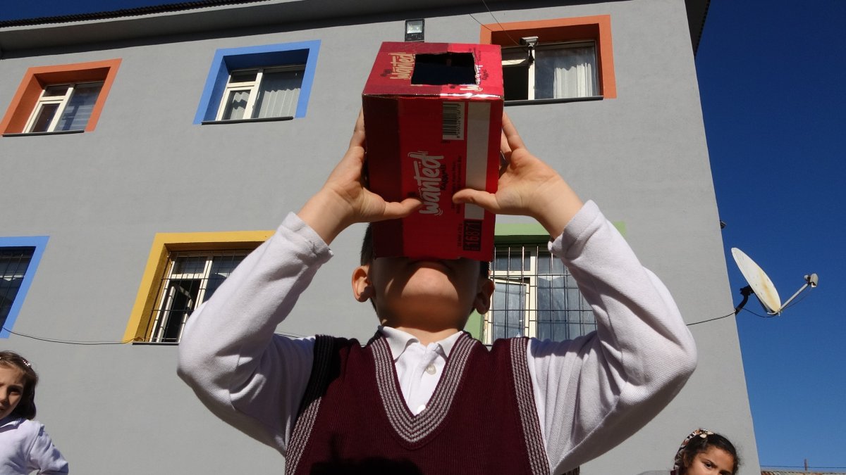 Hakkari de öğrenciler karton kutu düzeneğinden güneş tutulmasını izledi #3