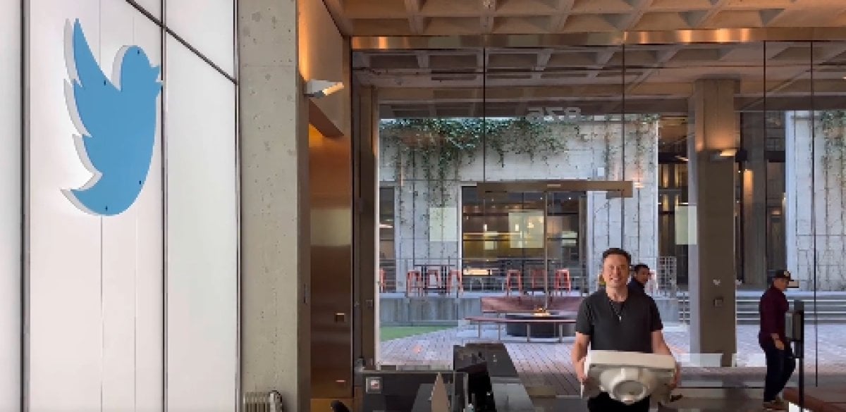 Elon Musk elinde lavaboyla Twitter Genel Merkezi ne girdi #1
