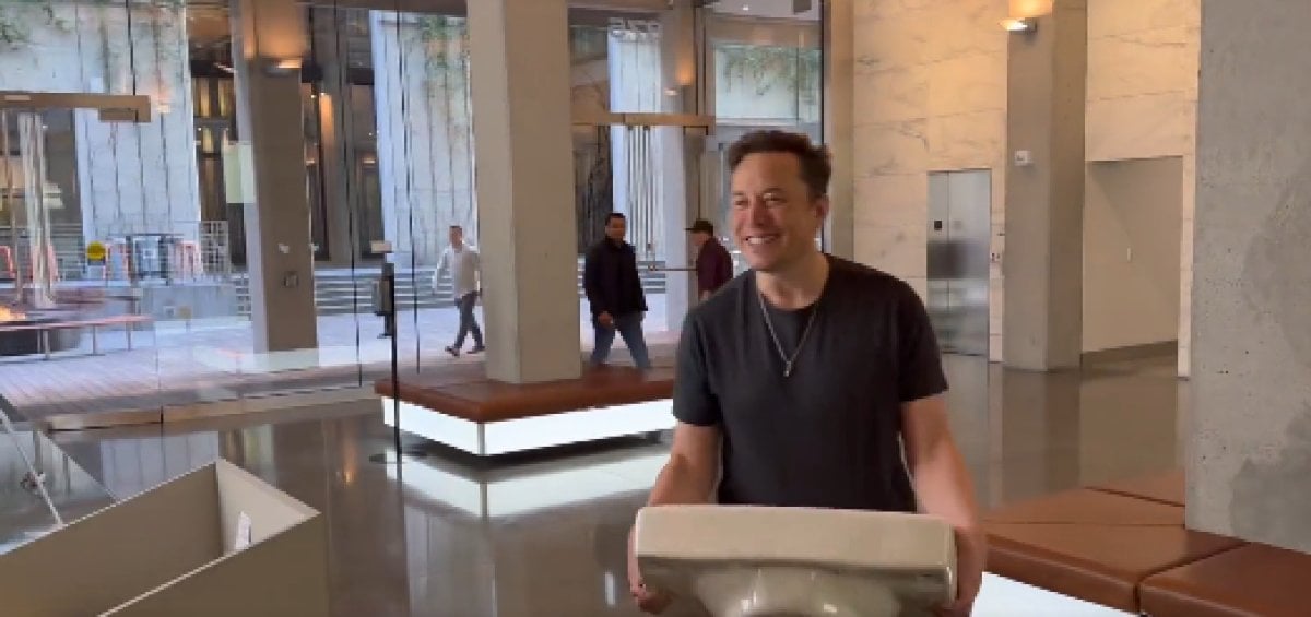 Elon Musk elinde lavaboyla Twitter Genel Merkezi ne girdi #3