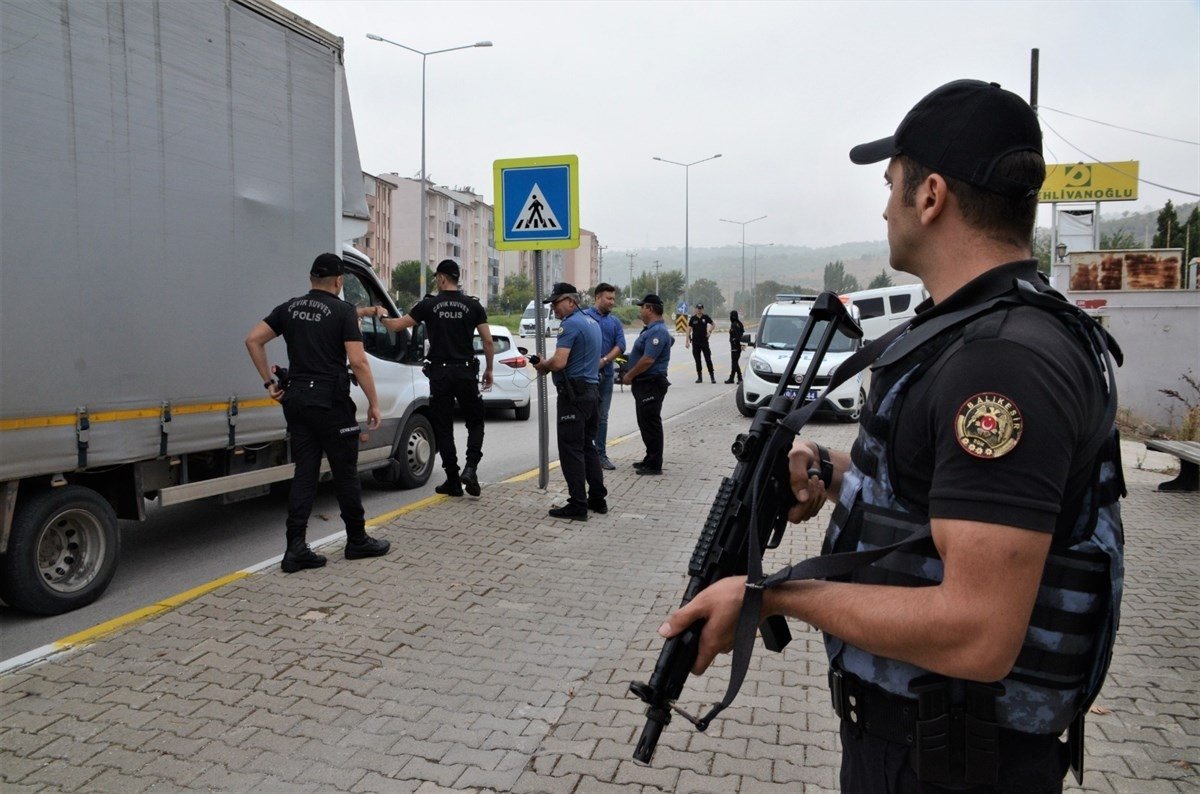 Türkiye genelinde 'huzur güven' uygulaması: 1270 kişi yakalandı #3