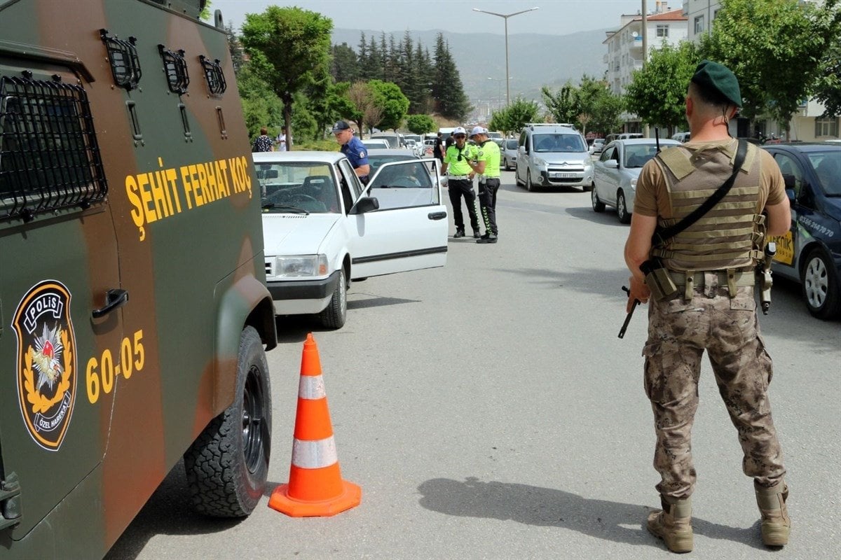 Türkiye genelinde 'huzur güven' uygulaması: 1270 kişi yakalandı #2