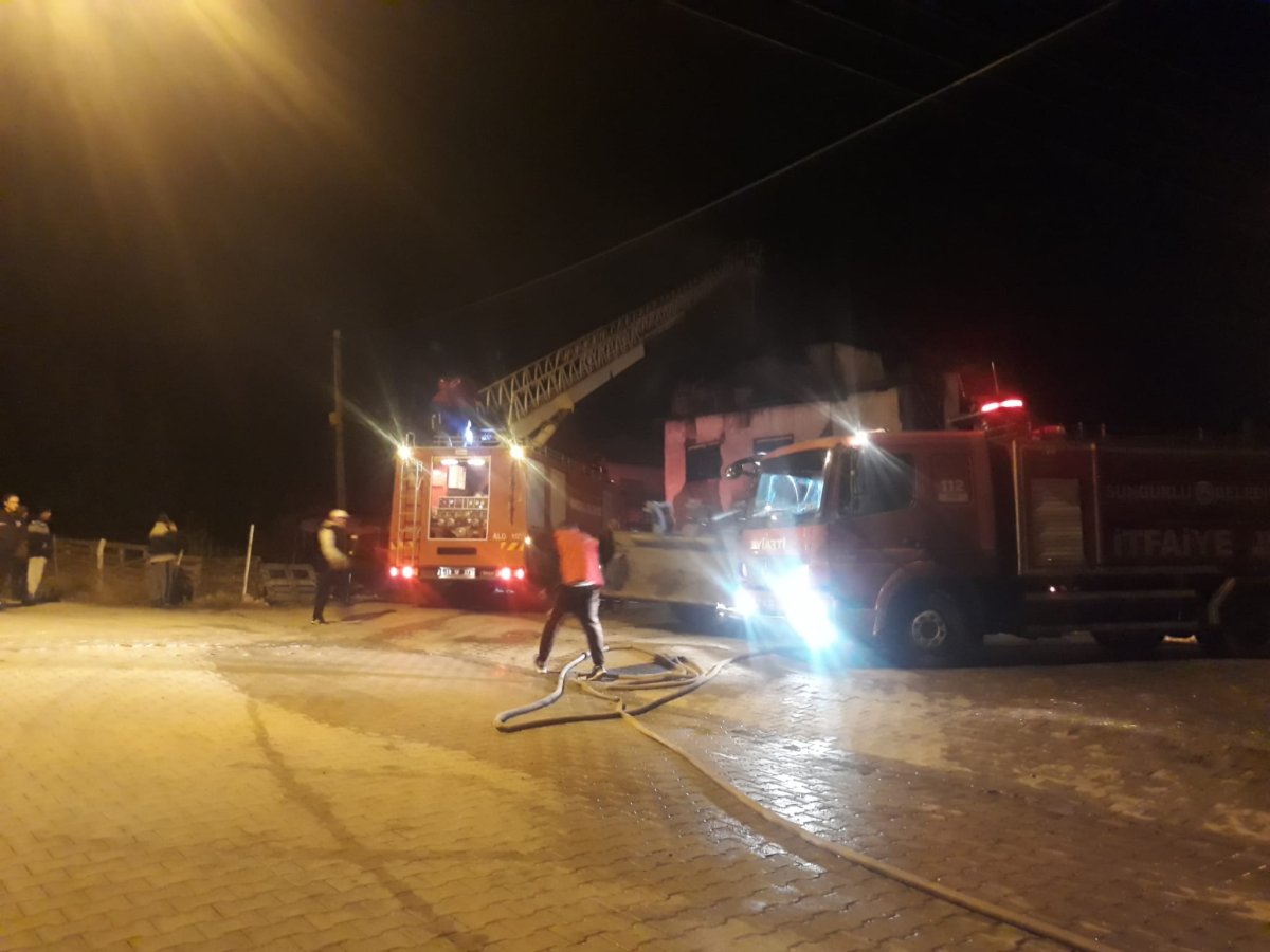 Çorum da yangın çıktı: Bir ev kullanılamaz hale geldi #1