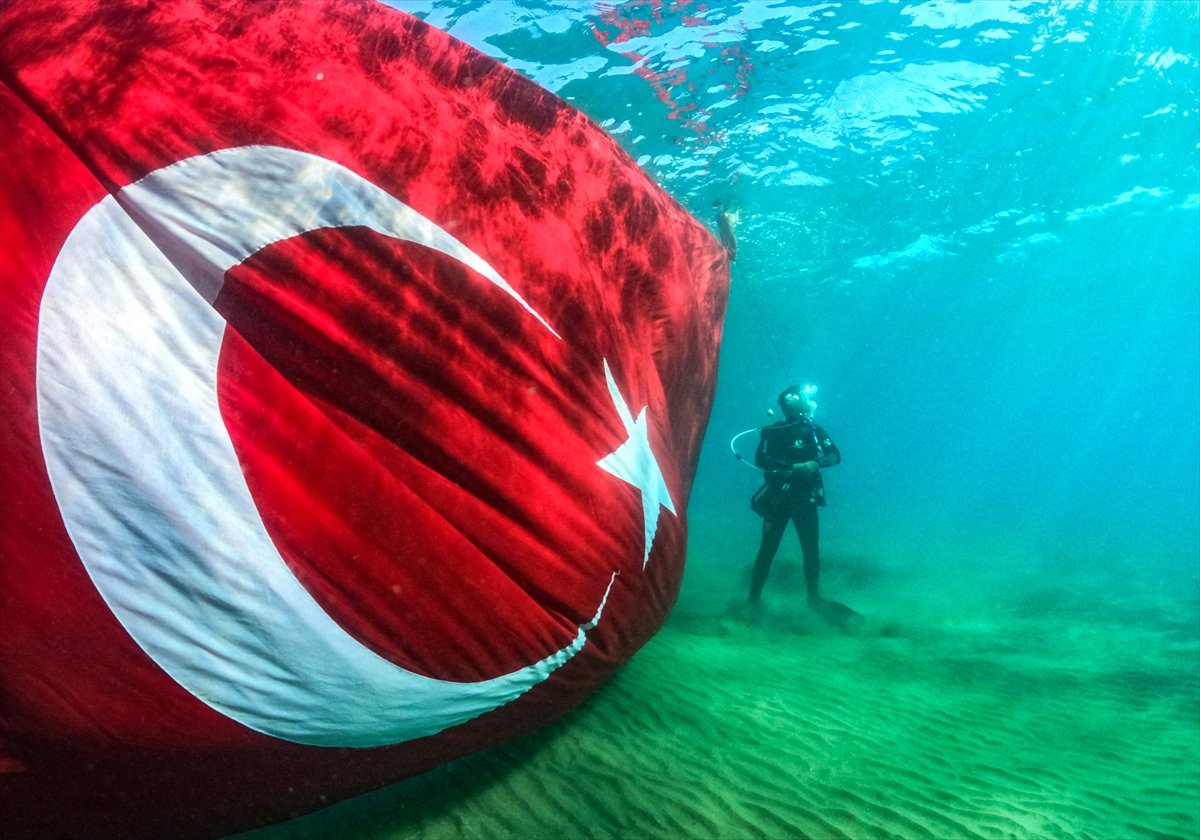 Mersin de dalgıçlar, su altında Türk bayrağı açtı #4
