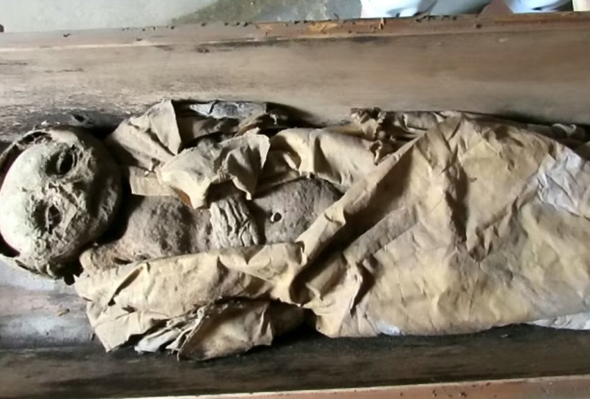 400 yıl önce mumyalanmış bebeğin ölüm nedeni ortaya çıktı #1
