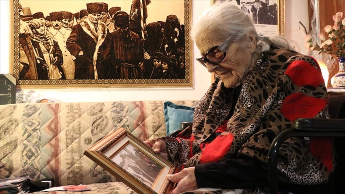 Cumhuriyet in ilanına tanıklık eden Sabiha öğretmen, asırlık gururu yaşıyor #1