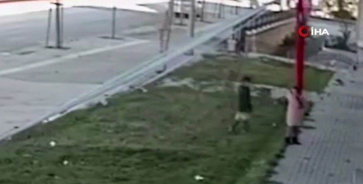 Erzurum da iki küçük çocuk Türk bayrağını öptü #2