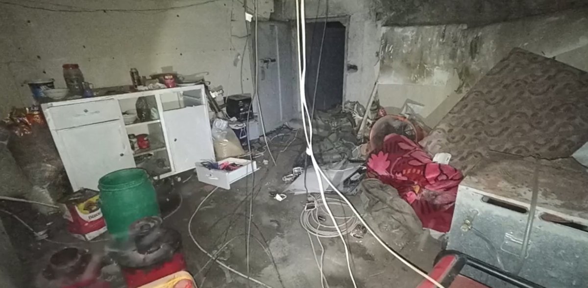 Pençe Kilit bölgesinde teröristlere ait 6 odalı mağara bulundu #1