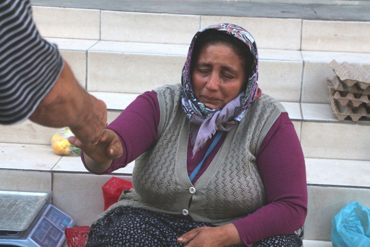 Adana’da parası çalınan seyyar satıcıdan alışveriş için sıraya girdiler  #1