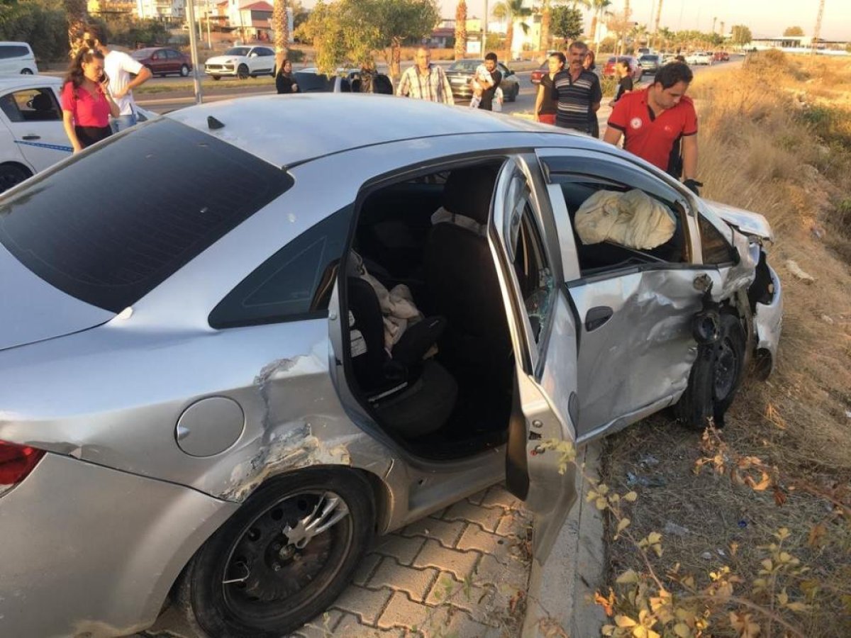 Mersin de öğrenci servisi ile otomobil çarpıştı: 7 yaralı #1