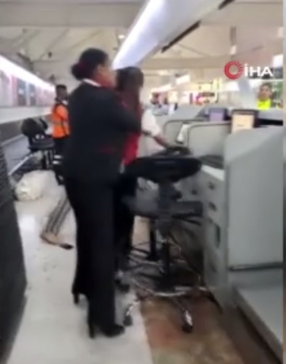Meksika’da öfkeli yolcu havaalanını birbirine kattı #2