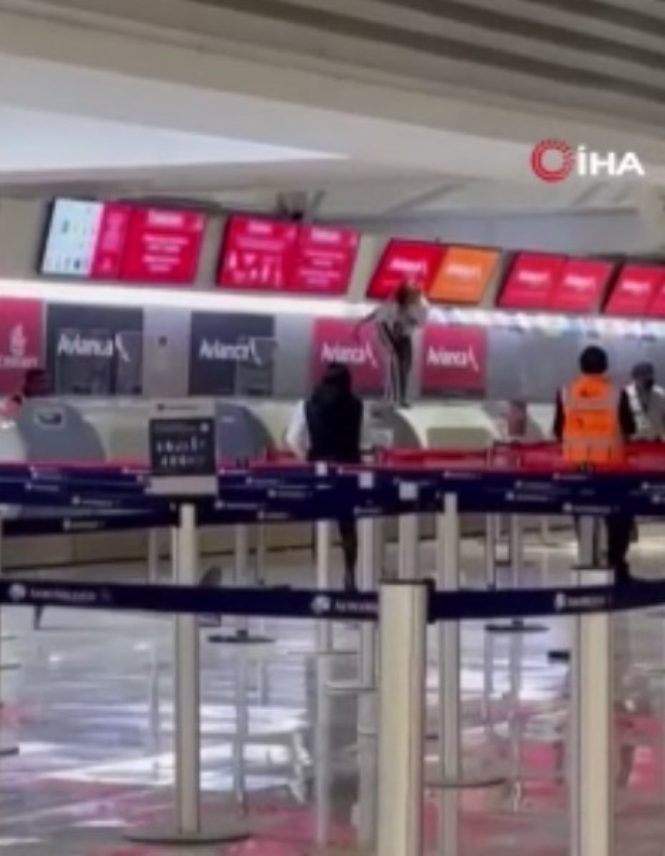 Meksika’da öfkeli yolcu havaalanını birbirine kattı #1