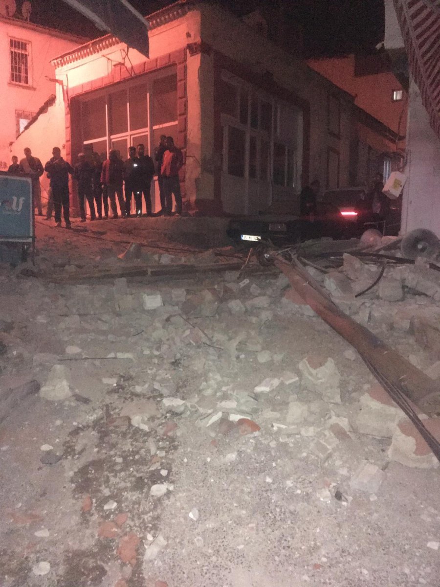 İzmir deki depremde balkondan atlayan genç hayatını kaybetti #2