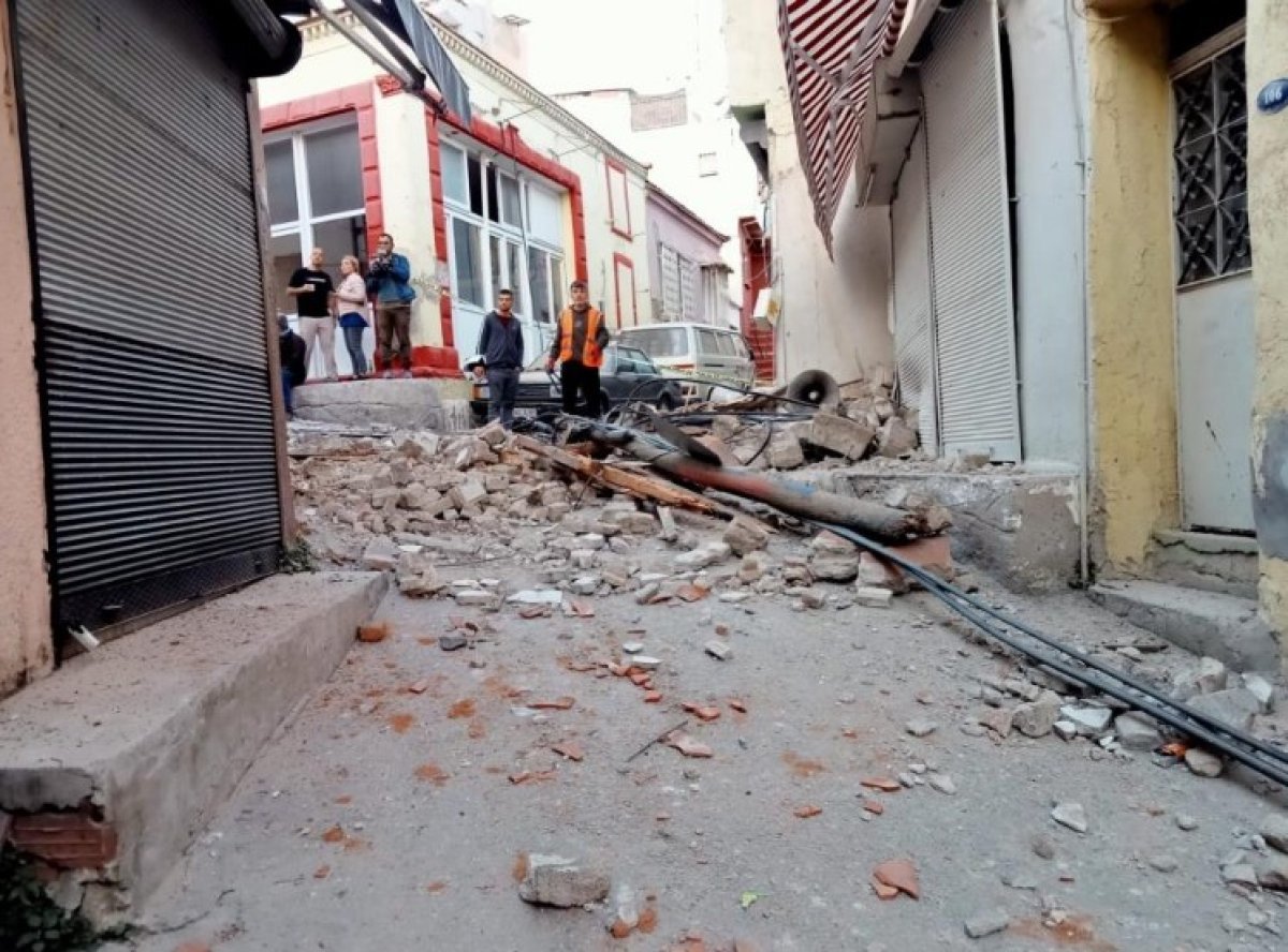 İzmir deki depremde balkondan atlayan genç hayatını kaybetti #1
