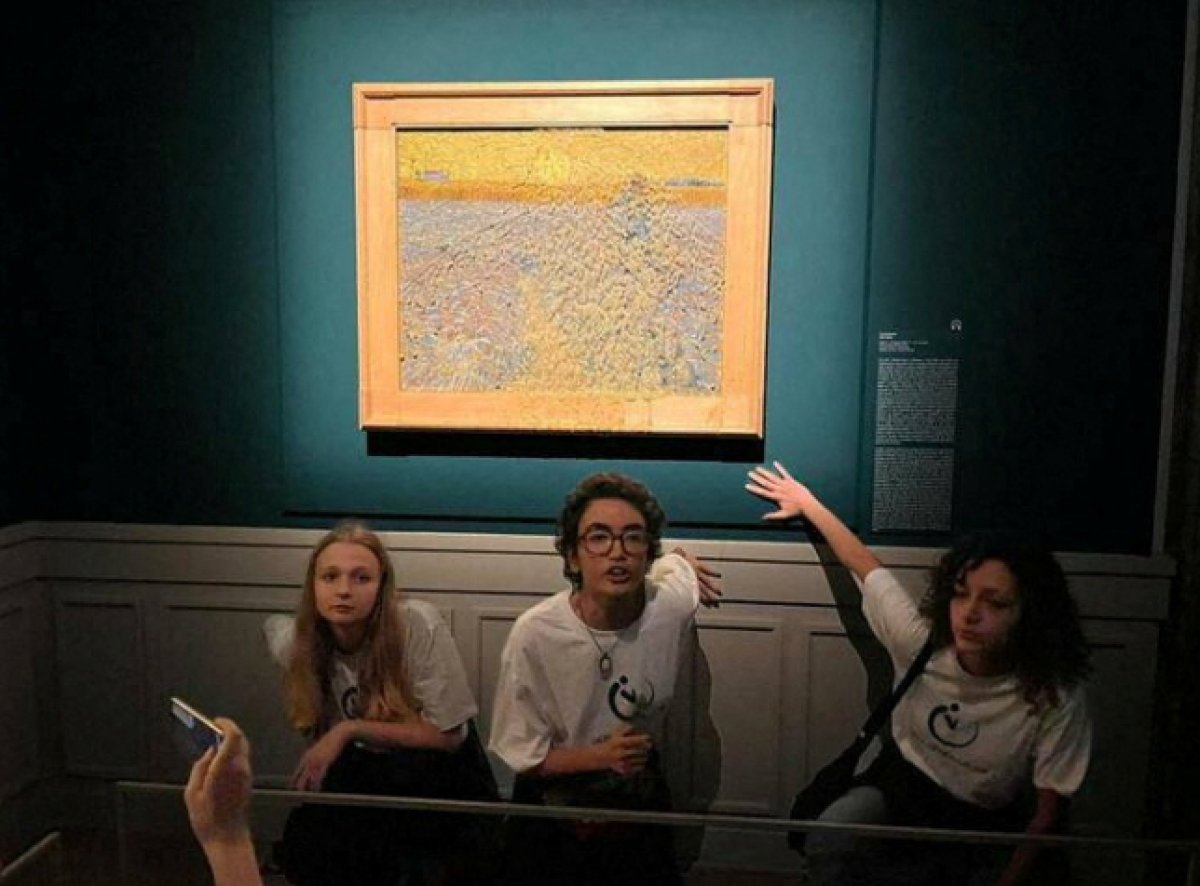 İtalya da iklim aktivistleri Van Gogh un tablosuna saldırdı #1