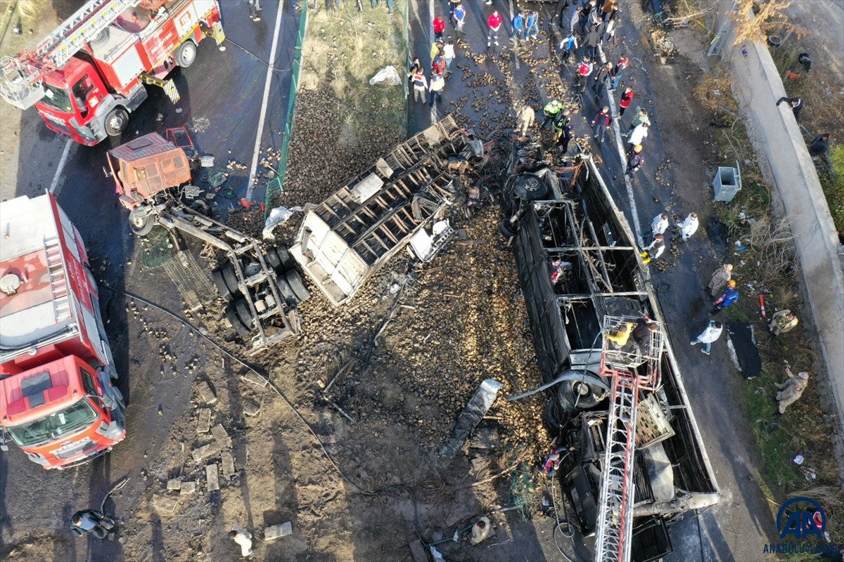 Ağrı’da yolcu otobüsü 2 kamyonla çarpıştı #13