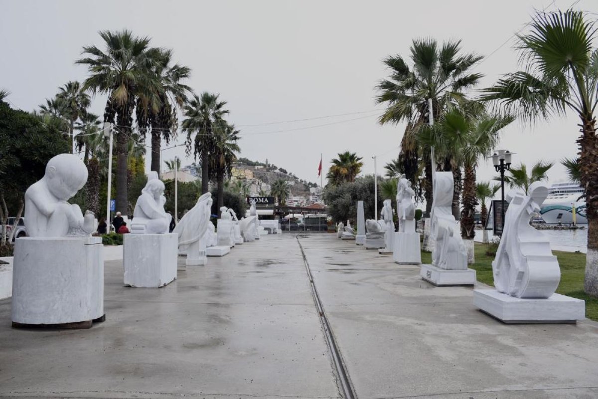 CHP li Kuşadası Belediyesi sahili heykellerle doldurdu #4