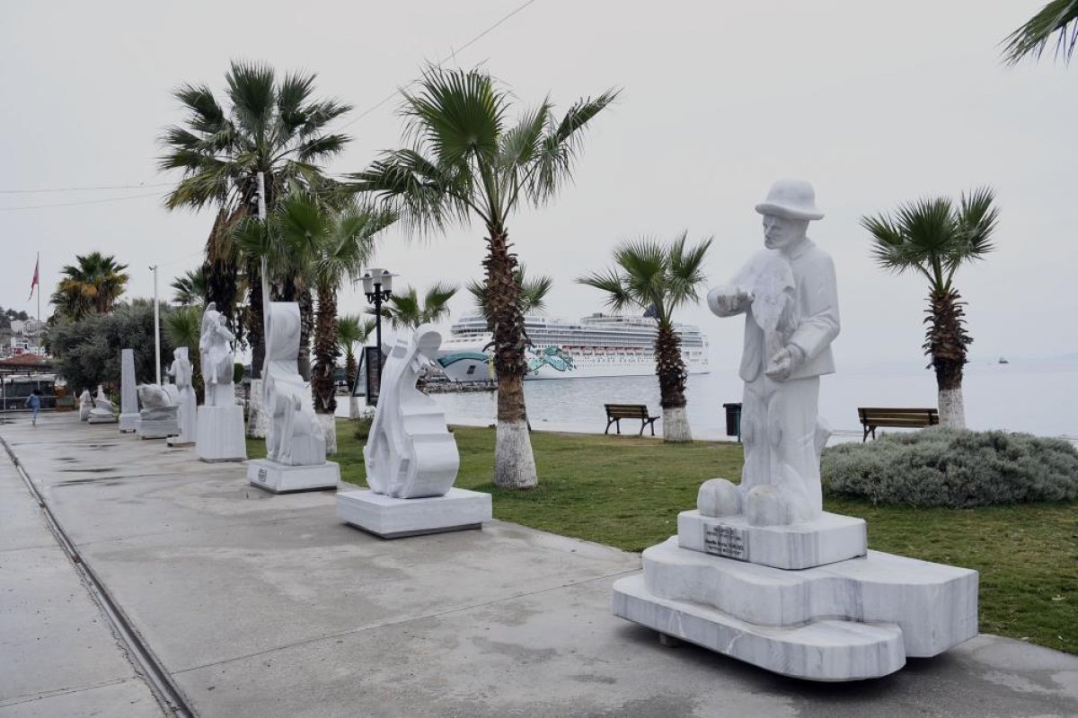CHP li Kuşadası Belediyesi sahili heykellerle doldurdu #1
