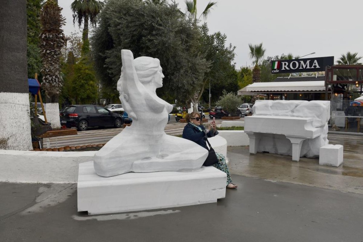 CHP li Kuşadası Belediyesi sahili heykellerle doldurdu #2