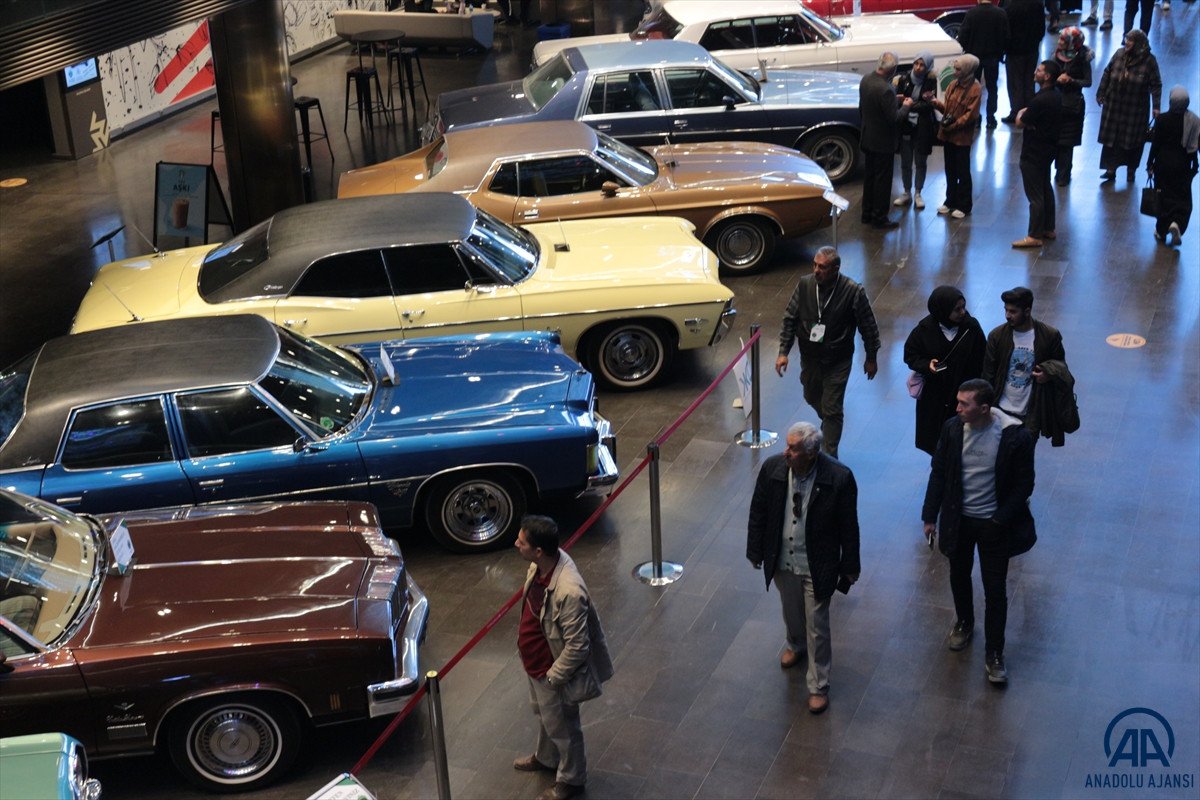 Konya da düzenlenen nostaljik otomobil sergisi, ziyaretçileri geçmişe götürüyor #7