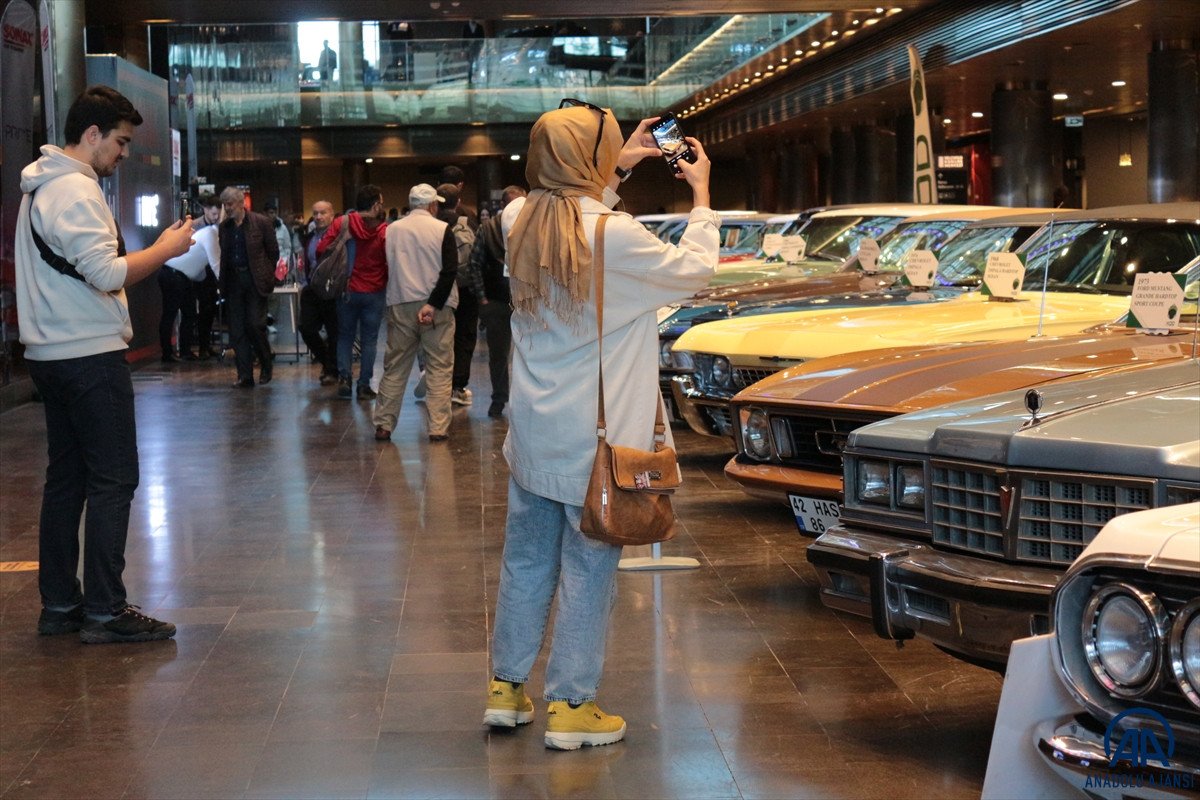 Konya da düzenlenen nostaljik otomobil sergisi, ziyaretçileri geçmişe götürüyor #3