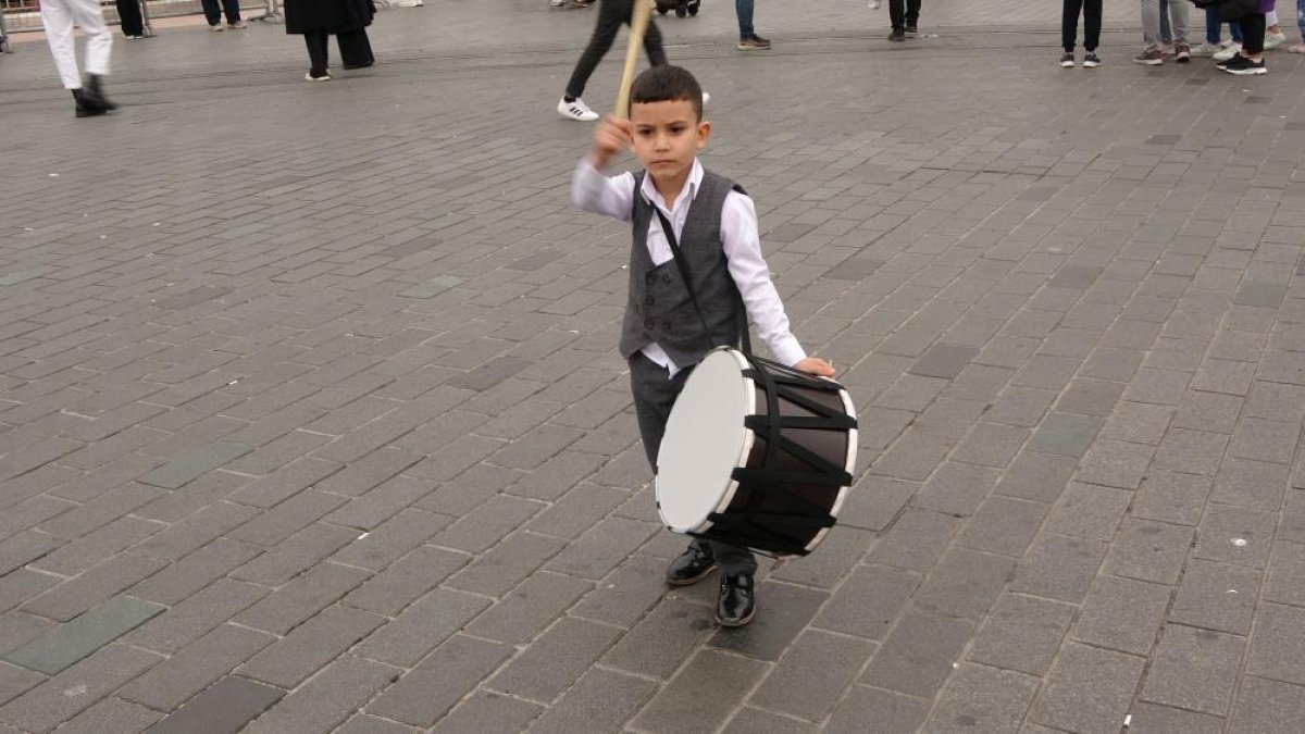 Taksim’de 6 yaşındaki davulcu kendine hayran bıraktı #2