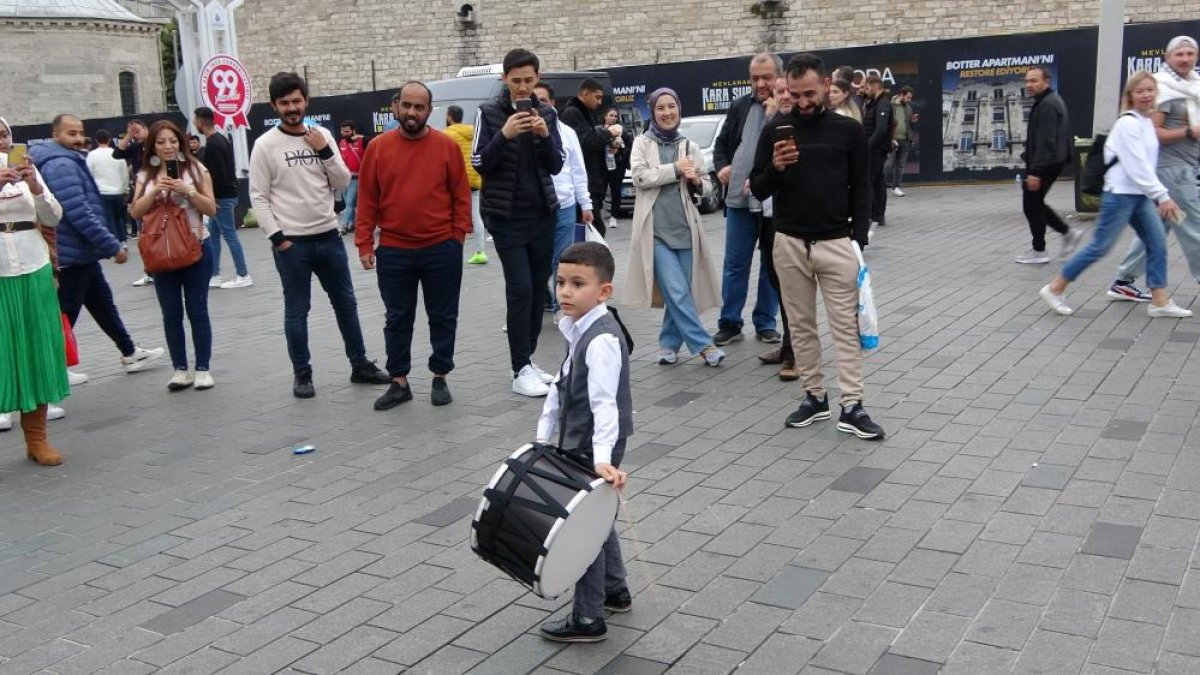 Taksim’de 6 yaşındaki davulcu kendine hayran bıraktı #1