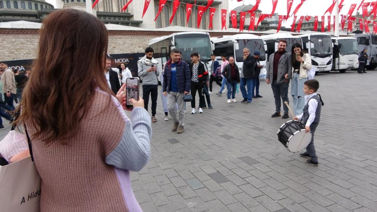 Taksim’de 6 yaşındaki davulcu kendine hayran bıraktı #4