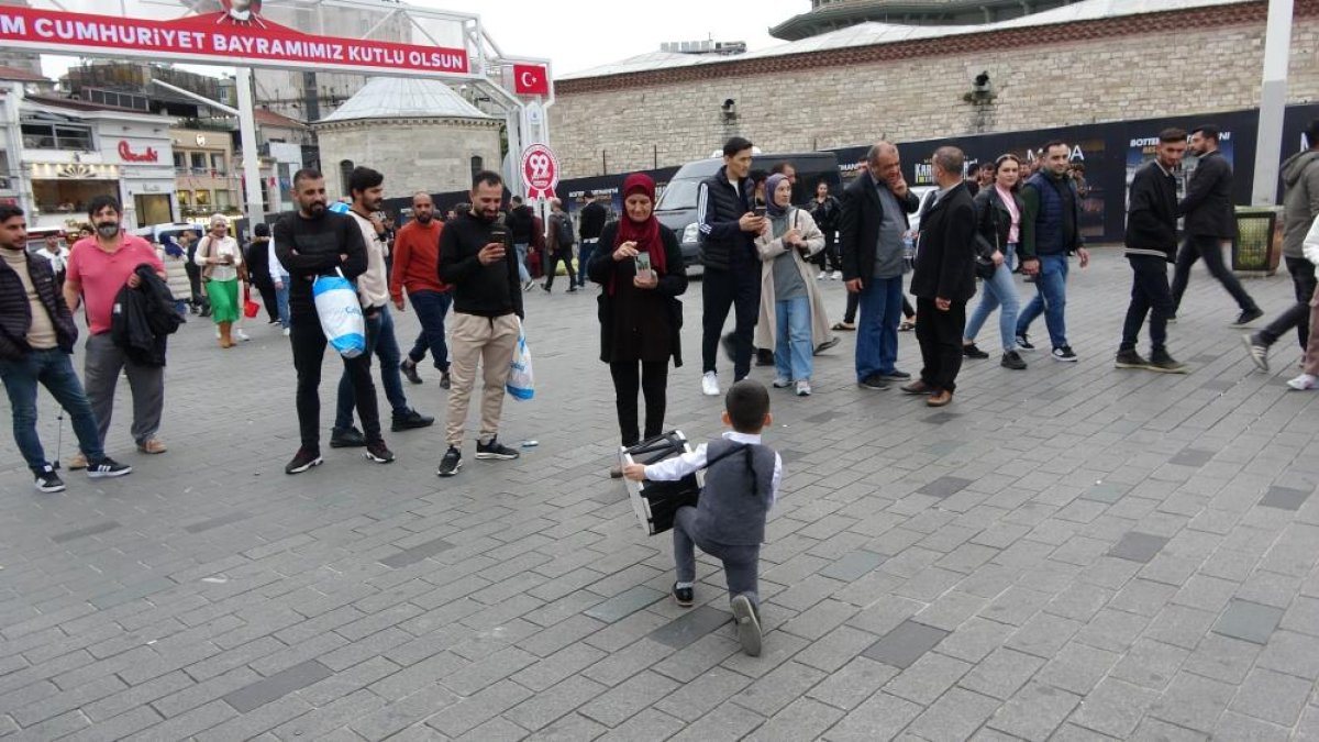 Taksim’de 6 yaşındaki davulcu kendine hayran bıraktı #3