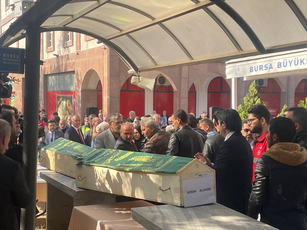 Bursa da yangında hayatını kaybedenlerin cenazeleri defnedildi #7