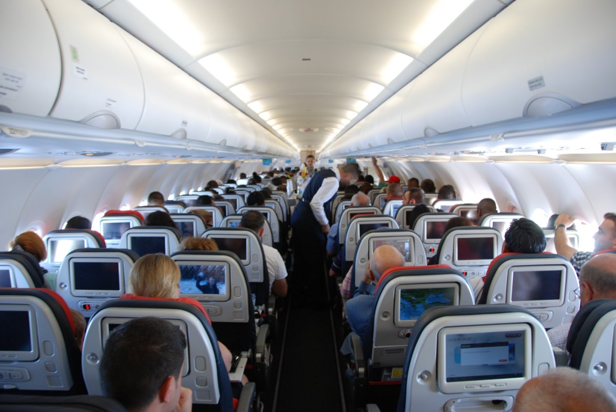 Saatlerce süren uçak yolculuklarında, yüzlerce yolcu dar bir kabinde nasıl nefes alabiliyor #1