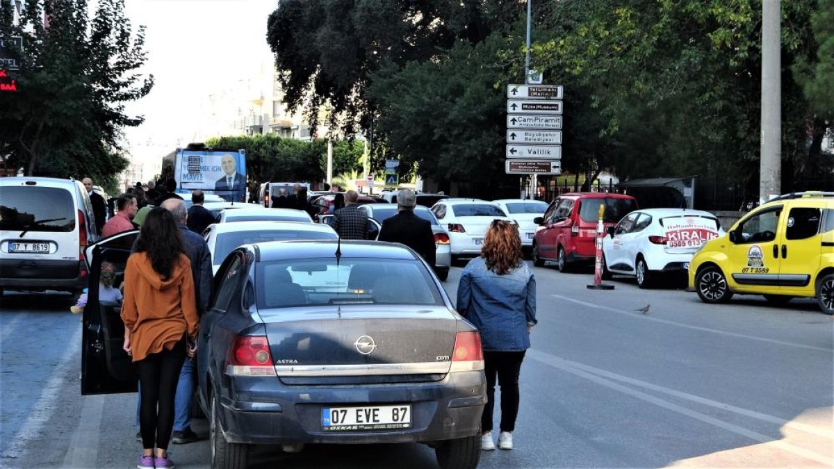 Antalya da Ata yı anma sırasında zincirleme kaza oldu  #1