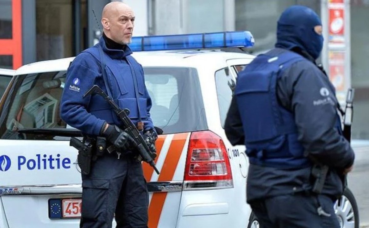 Belçika da bıçaklı saldırı: 1 polis öldü #1