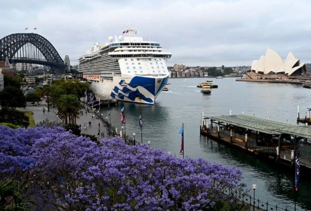 800 yolcusu koronavirüs olan gemi, Avustralya ya demirledi #3