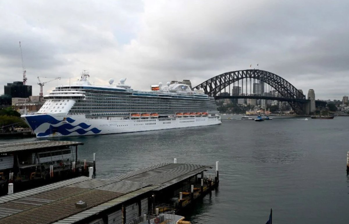 800 yolcusu koronavirüs olan gemi, Avustralya ya demirledi #1