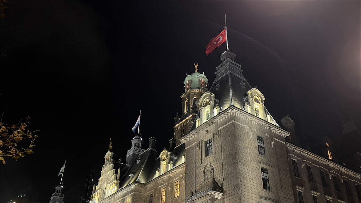 Hollanda da belediye binasına Türk bayrağı asıldı #1