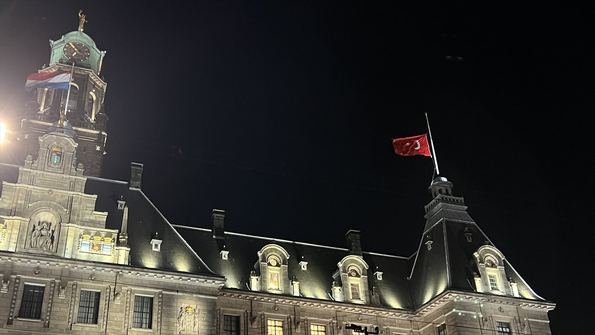 Hollanda da belediye binasına Türk bayrağı asıldı #2