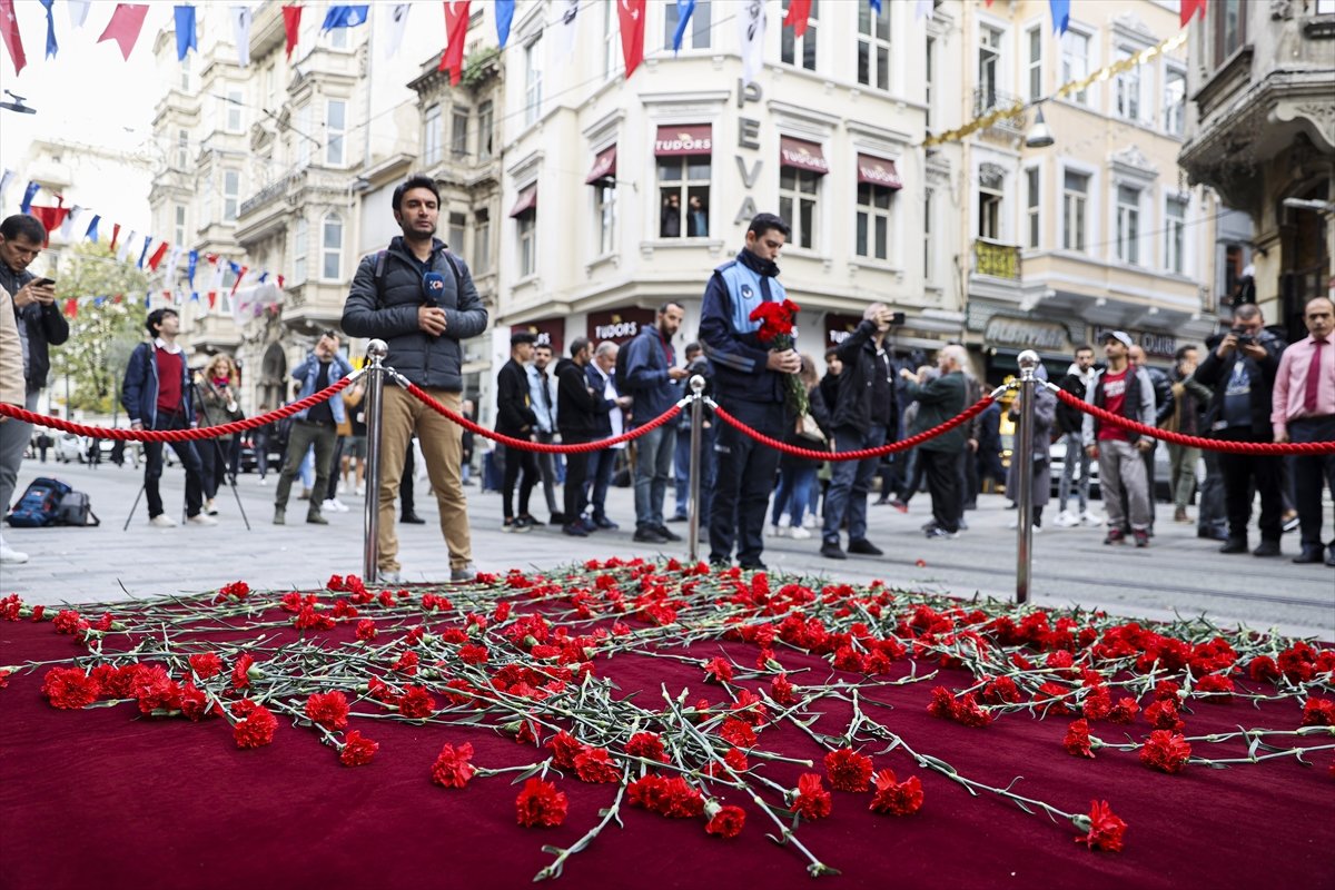 Taksim’deki bombalı saldırı: Patlamanın olduğu yere karanfiller bırakıldı  #5