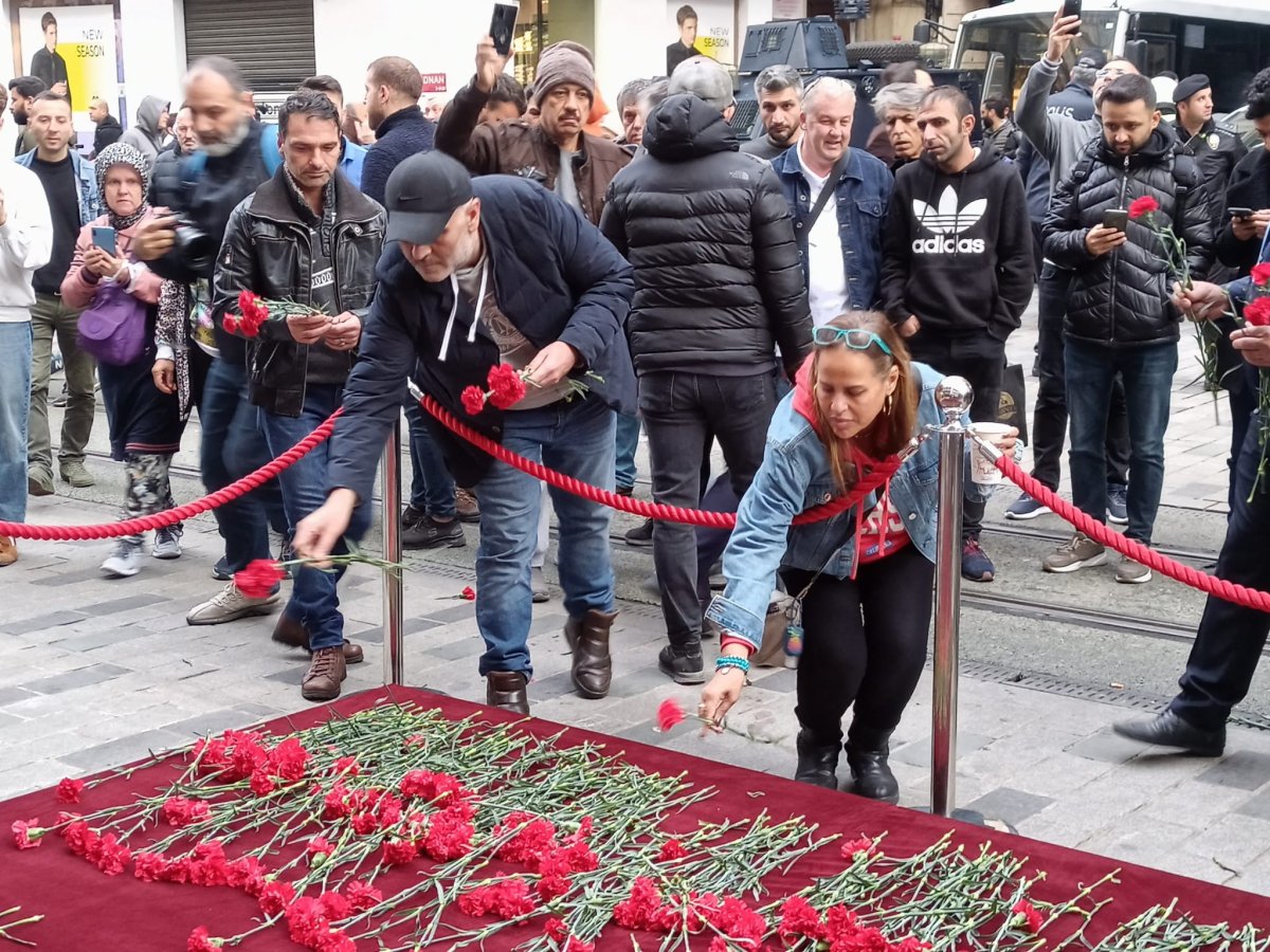 Taksim’deki bombalı saldırı: Patlamanın olduğu yere karanfiller bırakıldı  #1