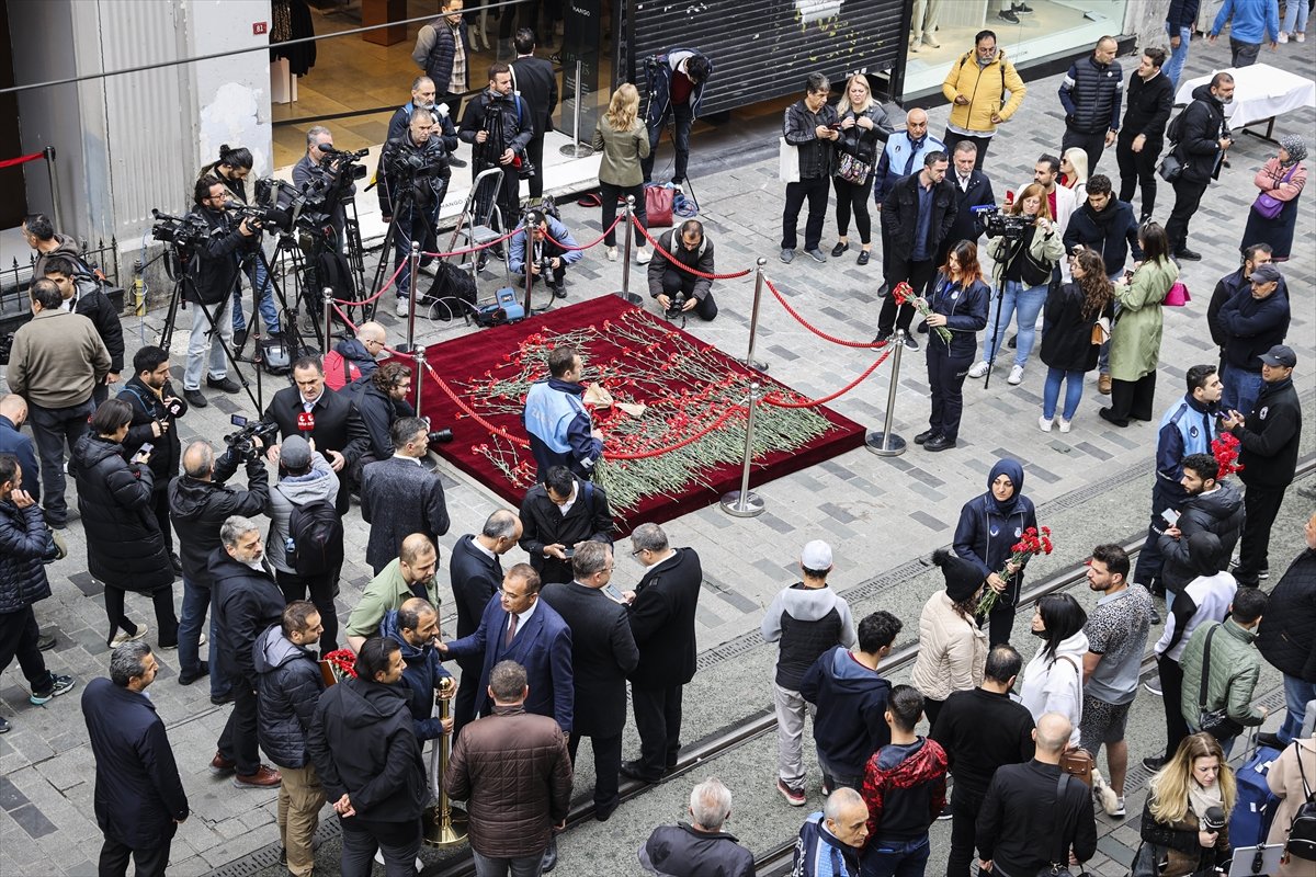 Taksim’deki bombalı saldırı: Patlamanın olduğu yere karanfiller bırakıldı  #3