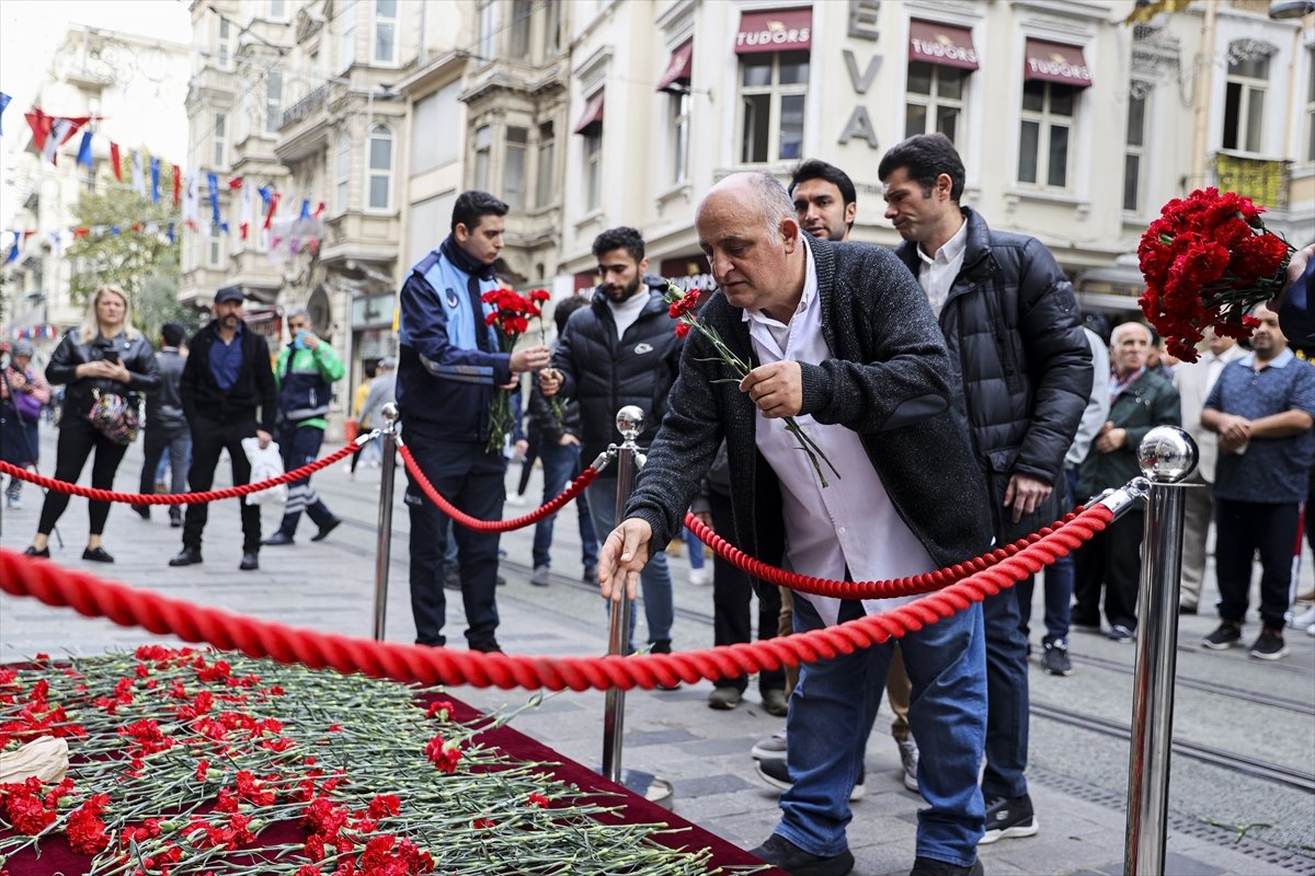 Taksim’deki bombalı saldırı: Patlamanın olduğu yere karanfiller bırakıldı  #6