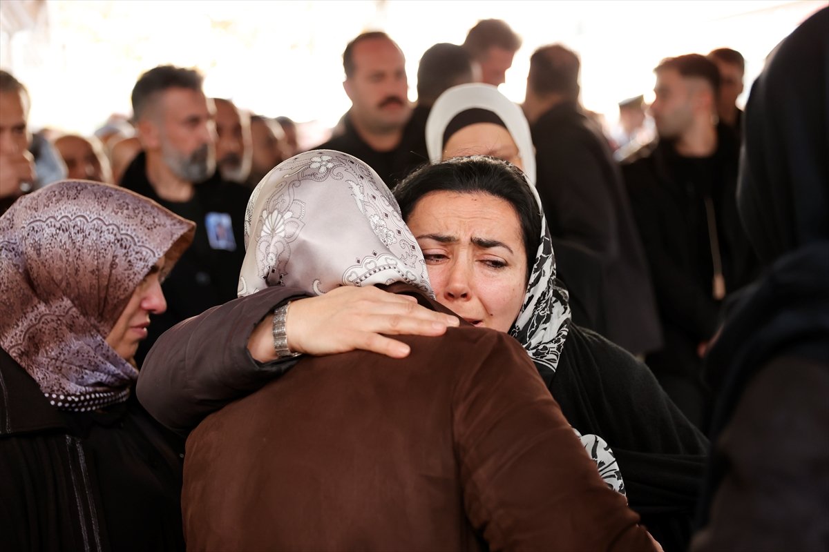 Taksim deki patlamada şehit olan anne ve kızına veda  #8