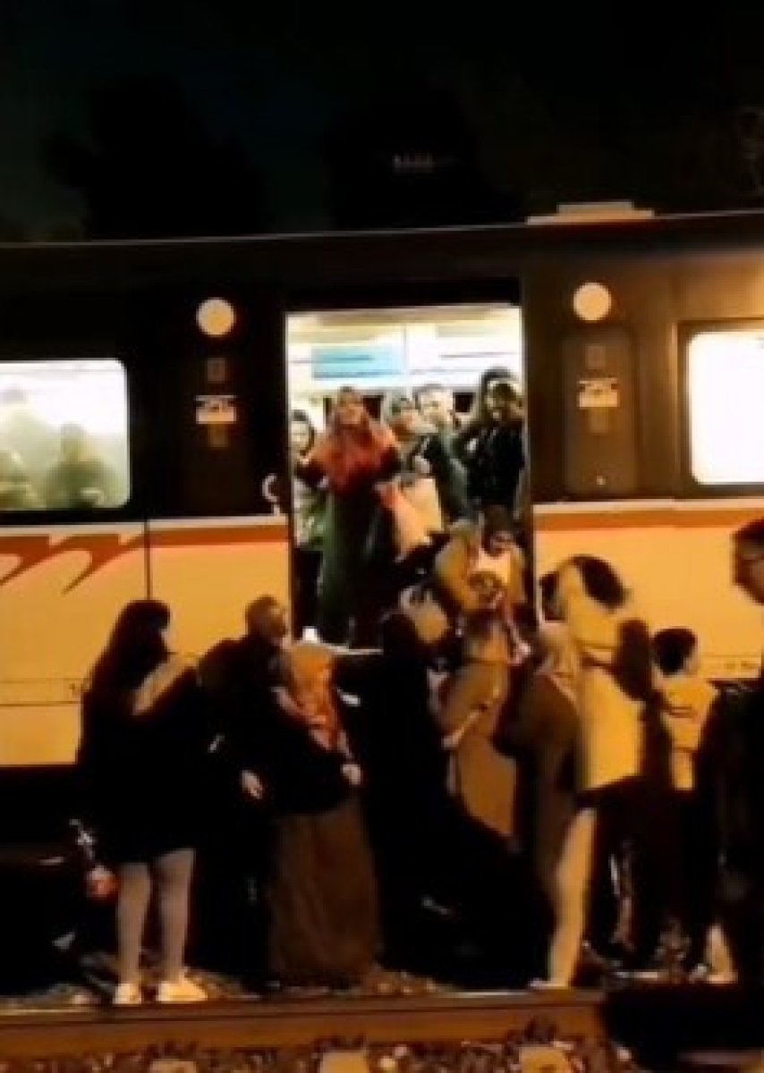 İzmir de İZBAN arızalanınca vatandaşlar raylardan istasyona yürüdü #3