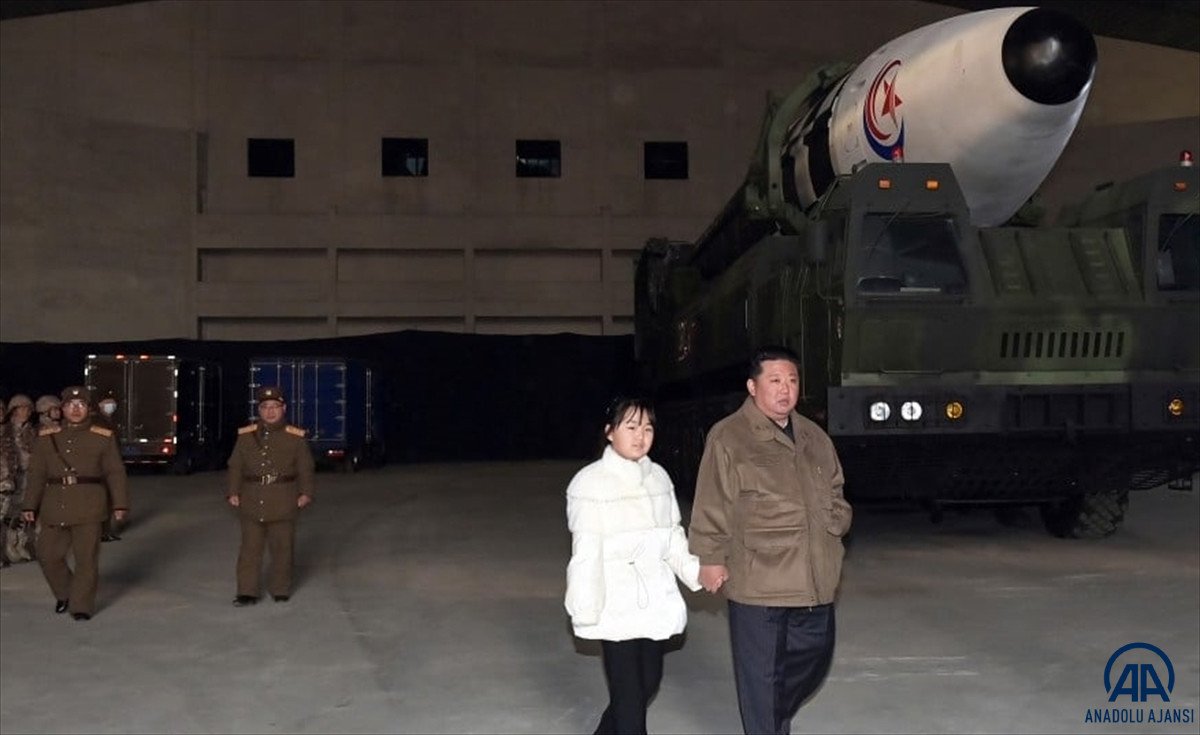 Kuzey Kore lideri Kim Jong-un ilk defa kızıyla görüntülendi #2
