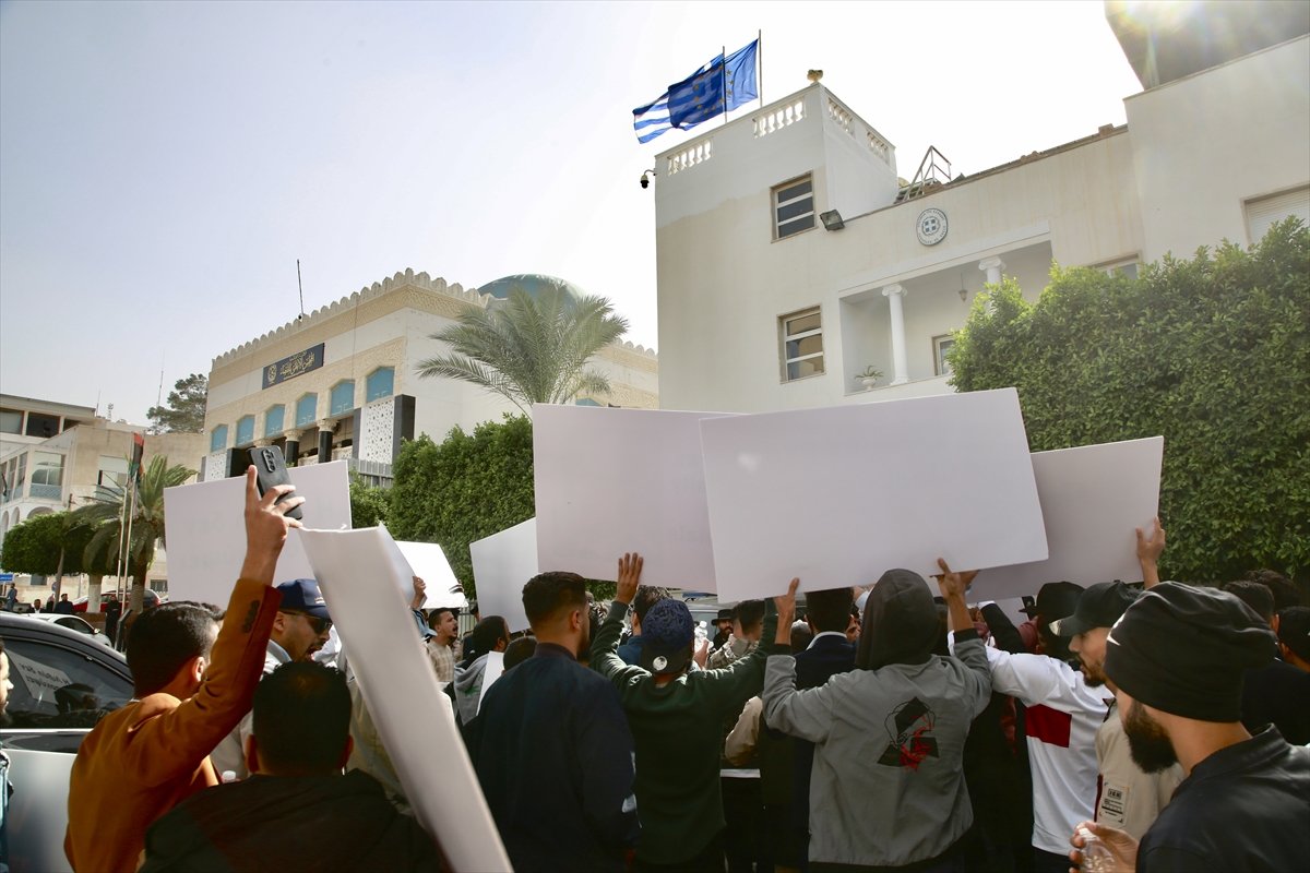 Nikos Dendias, Libya da protesto edildi #1