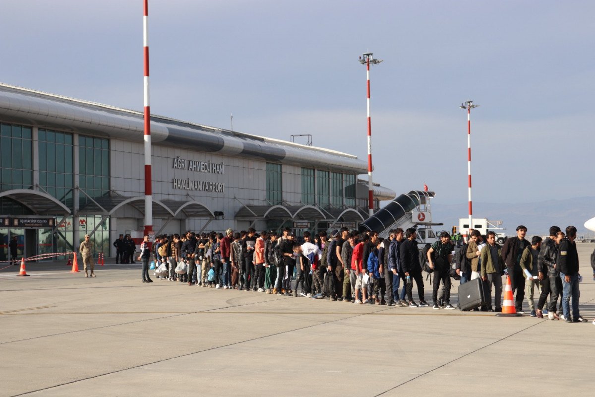 Türkiye de yakalanan Afgan göçmenler geri gönderiliyor #9