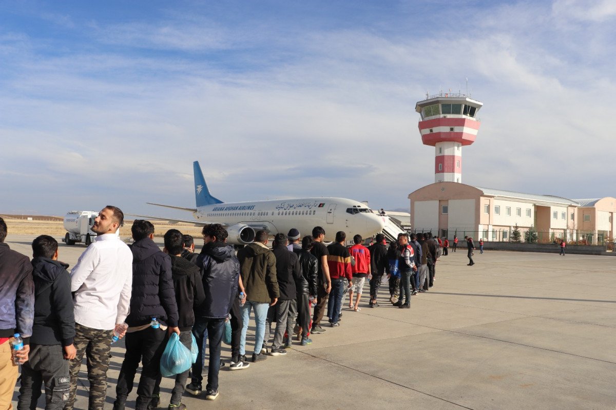 Türkiye de yakalanan Afgan göçmenler geri gönderiliyor #1