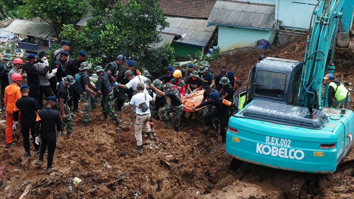 Endonezya daki depremde can kaybı 268 oldu #1