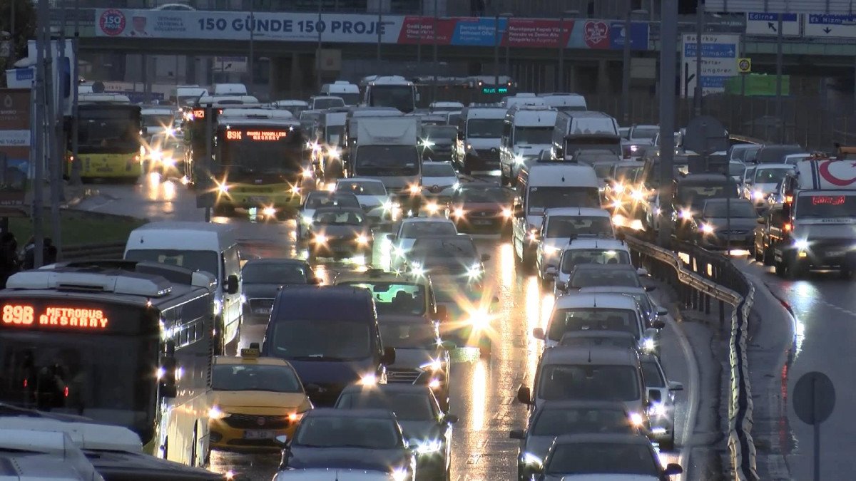 İstanbul da trafik yoğunluğu yüzde 74 e ulaştı #2