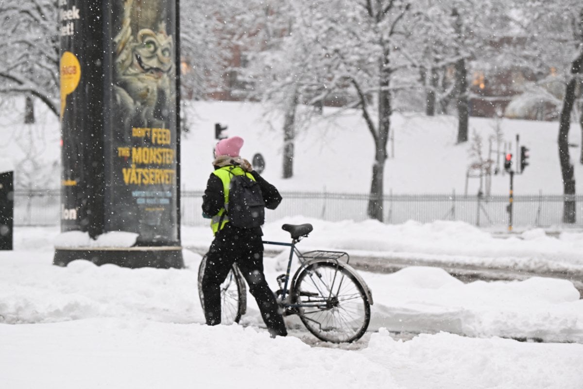 İsveç te trafik, yoğun kar yağışına teslim oldu #9